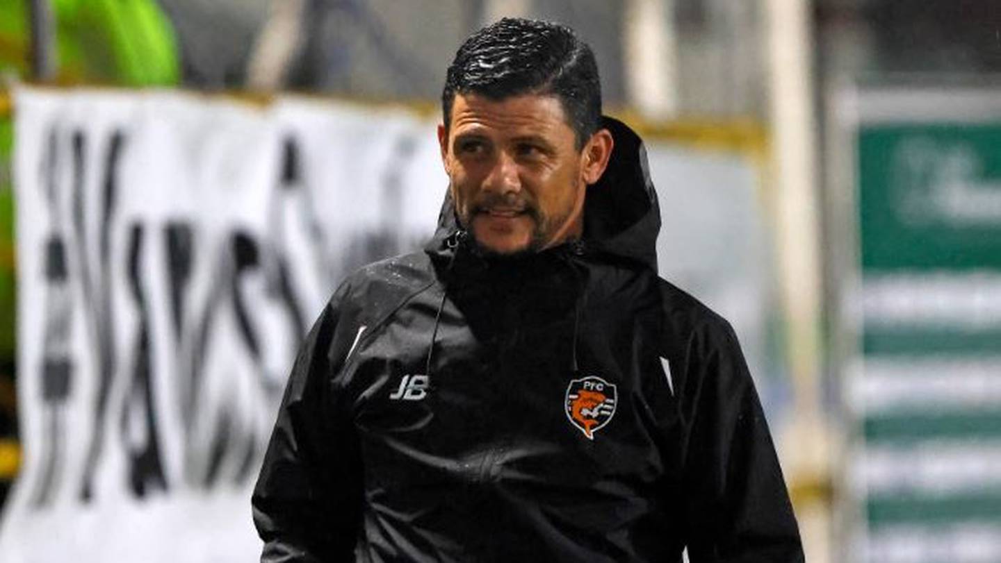 El técnico de Puntarenas, Alexander Vargas deberá hacer ajustes en su once titular para recibir a Alajuelense. Mayela López.