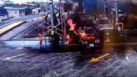 Video: ¡Terrible susto! Carro se incendia dentro de gasolinera en Ciudad Quesada 