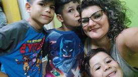 Mamá cuenta las luchas que enfrenta para sacar adelante a sus tres hijos con autismo