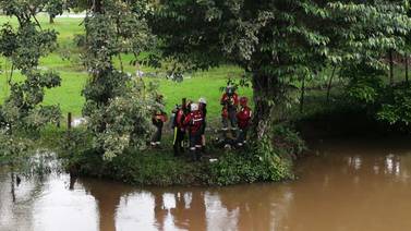 Buseta cae en río y reportan a dos personas desaparecidas al quedar dentro del vehículo 