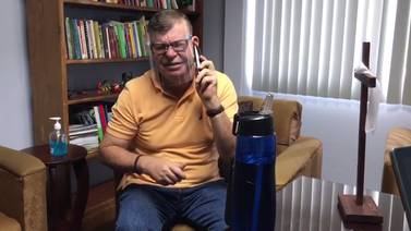 (Video) Sacerdote tico usa Tik Tok para evangelizar y divertir