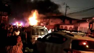 ¡Alerta! Cuatro unidades de Bomberos atienden incendio en mini súper en la León XIII