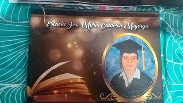 Mamá lloró al recoger título de sexto grado de su hija desaparecida  