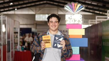 Joven lector cumplió su sueño de conocer a Benito Taibo en la Feria del Libro