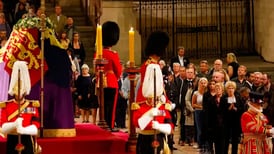 Video: Sujeto atacó ataúd de Isabel II