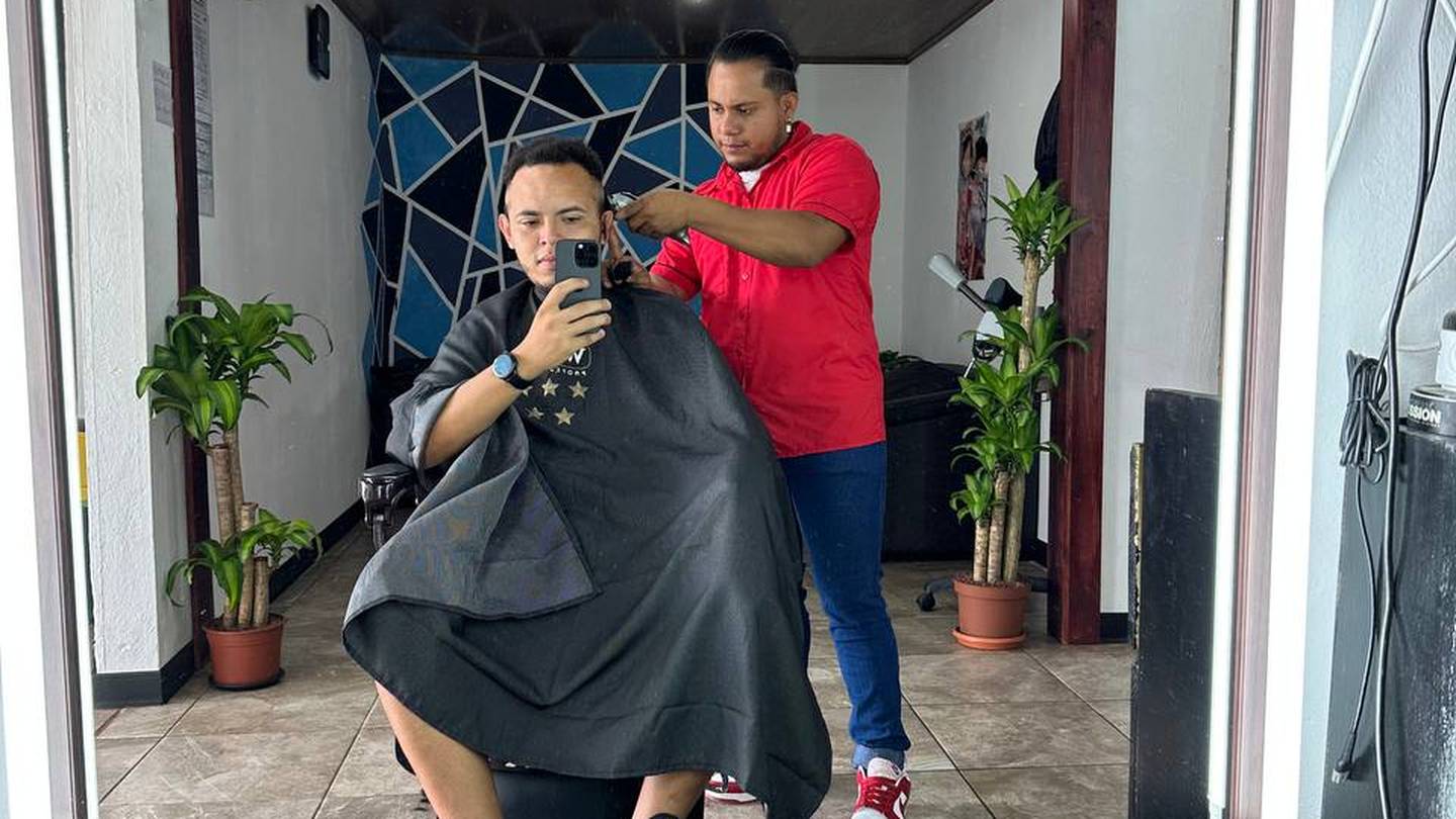 Jose Huembes Pavón es nicaragüense y armó su propia barbería en nuestro país.