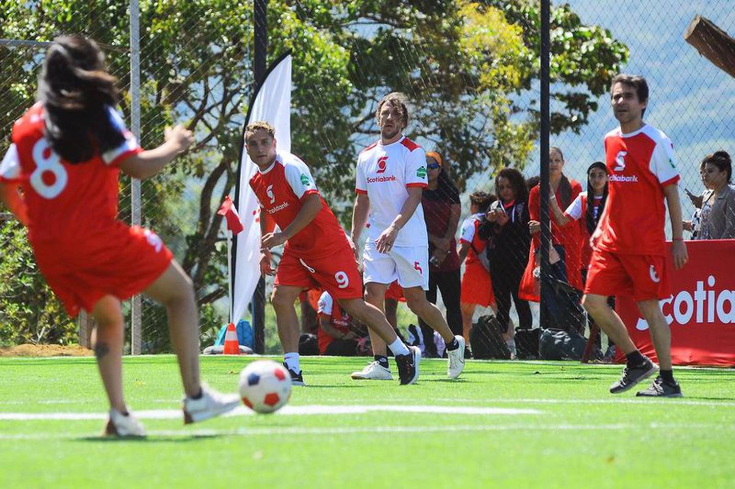Carles Puyol visita Costa Rica y juega con periodistas