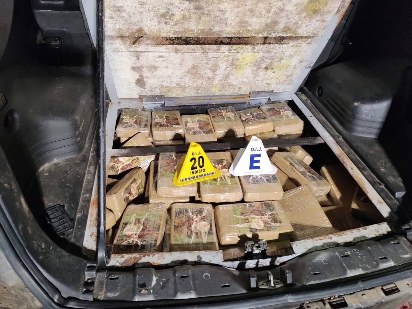 Los paquetes con droga estaban ocultos en un compartimiento en el piso del carro. Foto OIJ.