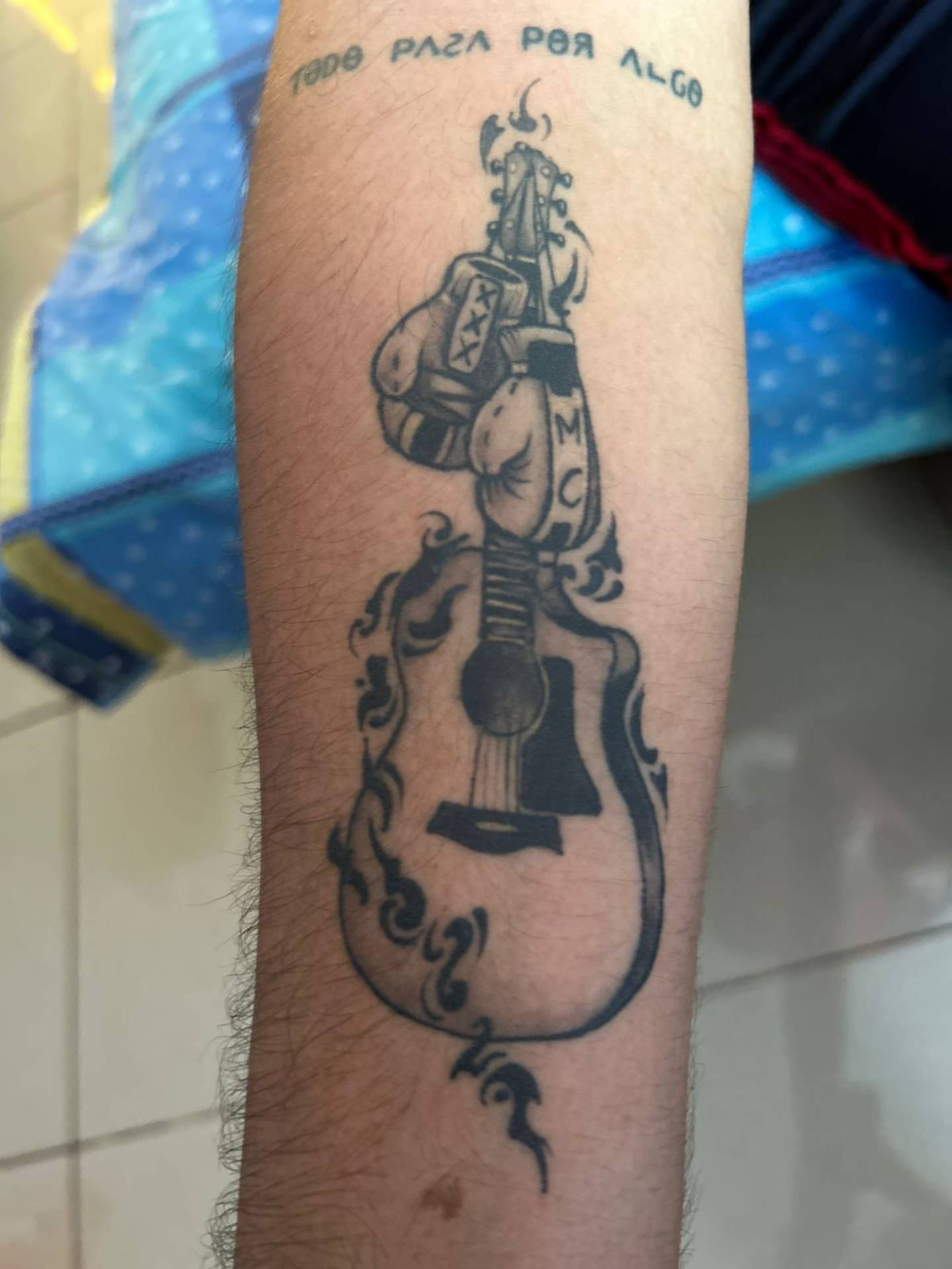 Jeaustin Rodríguez, uno de los mejores amigos de Marco Calzada decidió tatuarse una guitarra y unos guantes de boxeo en honor a su amigo. Foto: Cortesía Jeaustin Rodríguez para LT