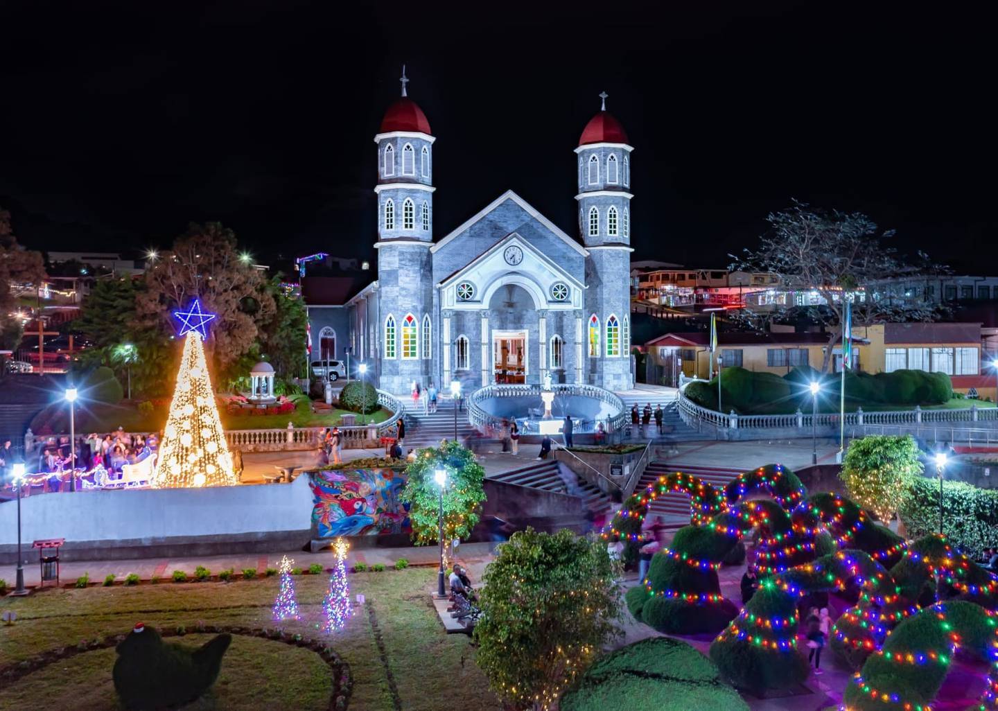 30 mil luces iluminarán al Parque de Zarcero esta Navidad. (Foto Javier Méndez)