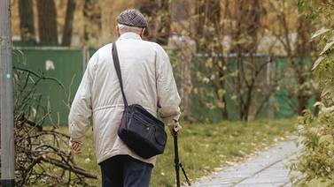 Caminar 10 minutos al día prolonga la vida en adultos mayores