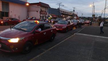Taxistas se tiran a la calle pidiéndole al Estado ¢20 millones para cada uno de indemnización