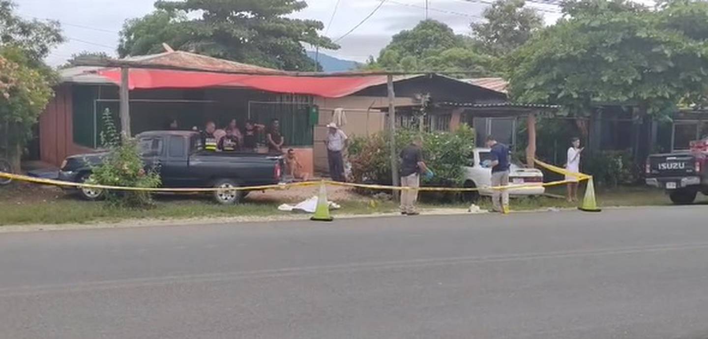 El cuerpo de Díaz quedó tendido frente a una casa. Foto Guana Noticias.