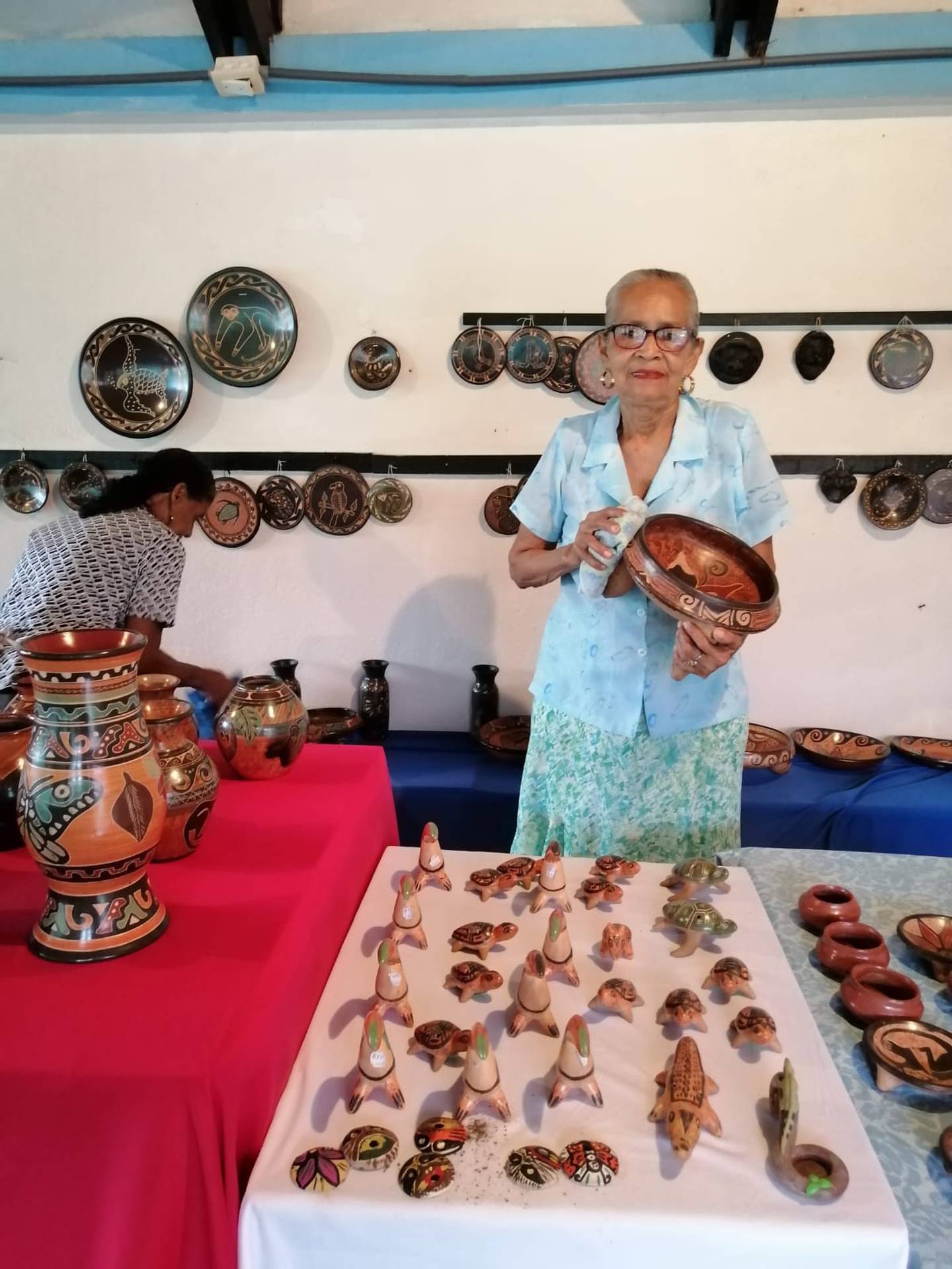 Doña  Doralisa Grijalba Villavuerte tiene 86 años y una de las 13 fundadoras de Cooperativa de Mujeres de Guaitil de Santa Cruz, CoopeGuaytil. Ellas mantienen viva la tradición del barro de los indios Chorotegas. En la foto, doña Irma Gutiérrez Gutiérrez.