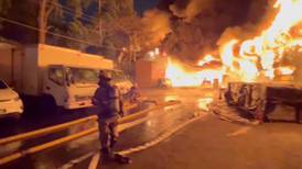 Bomberos llevan 16 horas de batallar contra enorme incendio en Curridabat 