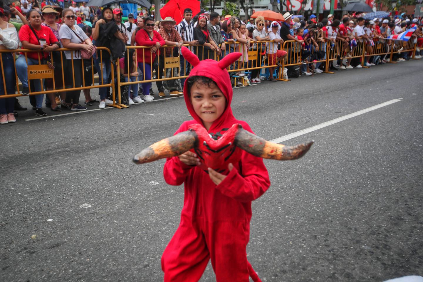 15/09/2023/ Tradicional desfile del 15 de septiembre durante conmemoración de los 202 años de la independencia de Costa Rica en la Avenida segunda de san josé / Foto: John Durán