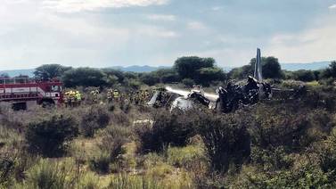 103 personas sobreviven en México a caída de avión que despegaba