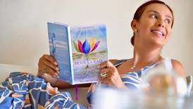 Periodista costarricense Ana González escribe libro por “un compromiso con Dios”