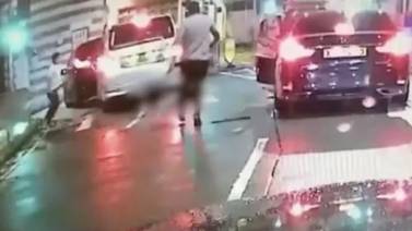 Fuertes imágenes de ataque de hombres armados con machetes en Hong Kong (video)
