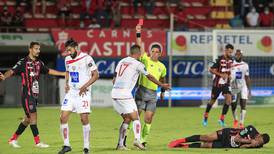 El árbitro Hugo Cruz vuelve al fútbol nacional justo en el momento más picante