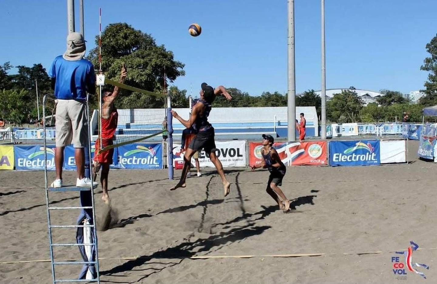 Jhostin Varela y Julián Araya juegan voleibol de playa y necesitan ayuda para ir al mundial sub-19 de Turquía. Cortesía.