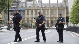 Atentado con automóvil ante el Parlamento británico deja varios heridos