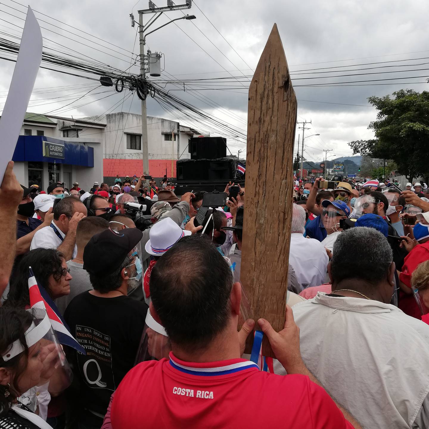 La marcha “pacífica” que convocó el Movimiento Rescate Nacional, liderado por los exdiputados Óscar Campos, José Miguel Corrales y Célimo Guido, terminó en un zafarrancho que incluso tuvo una explosión