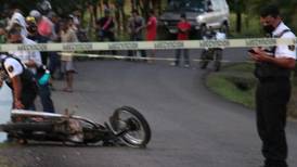 Jovencita de 17 años fallece por choque de moto contra alcantarilla 