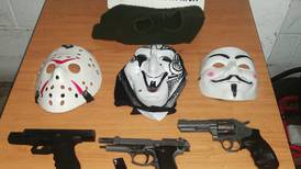 Hampones caen con equipo de trabajo:   máscaras, pistolas y pasamontañas
