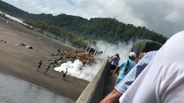 (Video) Huelguistas se enfrentan a la Fuerza Pública en Puntarenas, hubo afectados por gases lacrimógenos