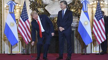 ¡Qué malacrianza! Donald Trump tiró audífono al suelo obstinado por traducción argentina