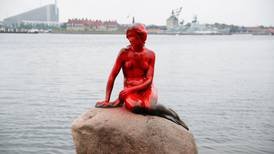 Pintarrajean estatua de la Sirenita y le escriben “pescado racista”