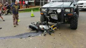 Motociclista pierde la vida al pegar de frente contra carro en Cartago
