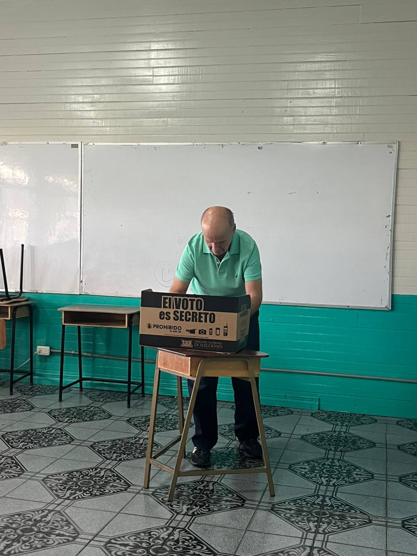 El ex presidente, José María Figueres, emitió su voto este domingo en la Escuela de San Cristóbal Sur de Desamparados