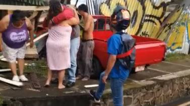 (Video) Mujer golpeó a chofer que se metió a su casa con todo y carro
