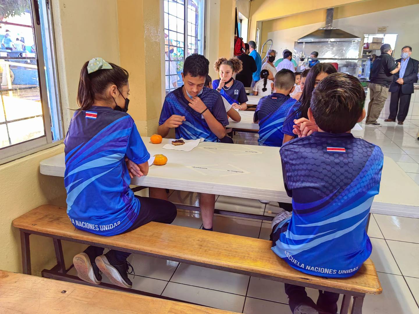 El lunes 22 de febrero del 2022, en la Escuela Naciones Unidas del barrio del mismo nombre en San José, el comedor escolar funcionaba puras tejas para una población de 468 estudiantes.