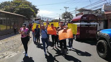 Vecinos de barrio San José de Alajuela tiraron el tapón y salieron a manifestarse