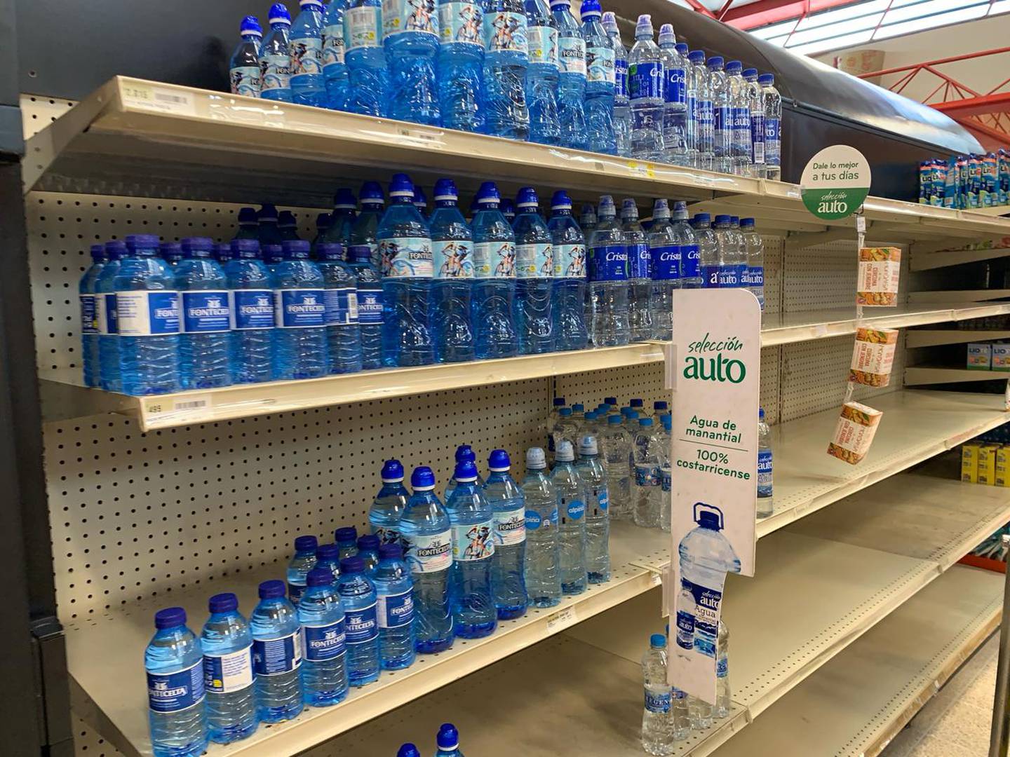 Automercado de Moravia casi sin agua por demanda ante contaminación del liquido reportada por vecinos de Tibás, Moravia y Goicoechea.
