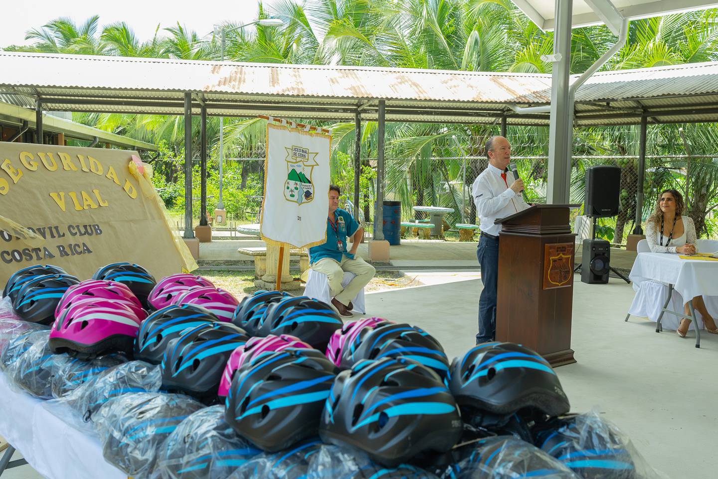 El Automóvil Club de Costa Rica (ACCR) hizo una donación de 50 cascos y rodilleras buscando bajar las consecuencias si sufren un accidente en la calle y para motivarlos a que se transporten a sus aulas en medios de transportes que no contaminan