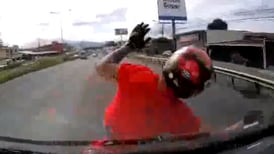 Video muestra el momento en que un motociclista es arrastrado por una buseta en circunvalación