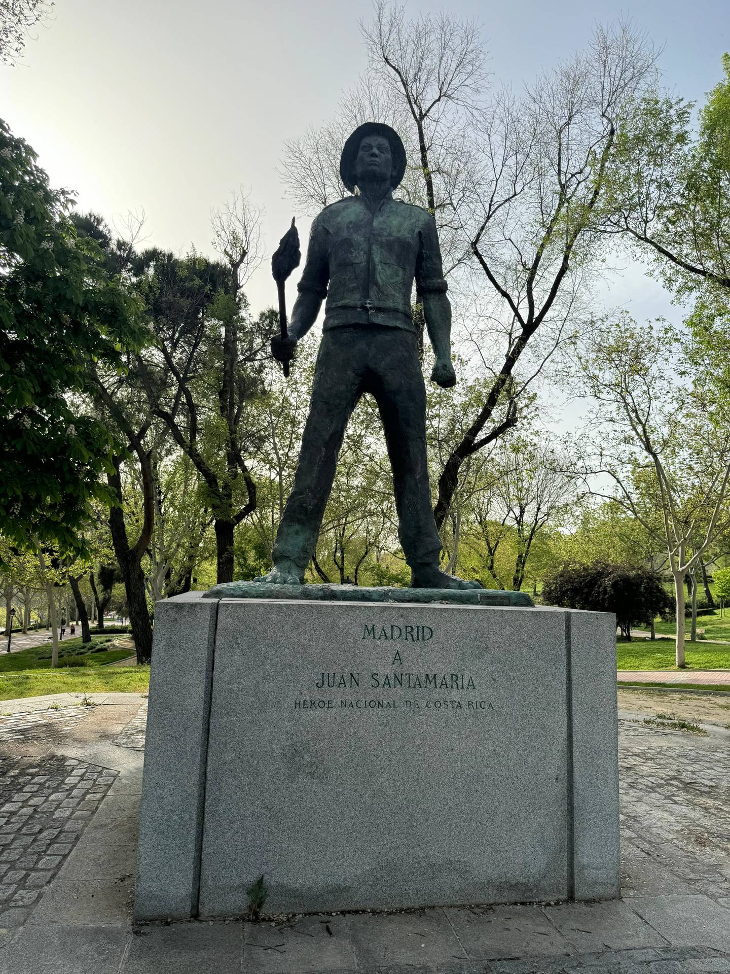 En el Parque Norte de Madrid, España, hay una escultura de Juan Santamaría hecha por el escultor tico Fernando Calvo.
