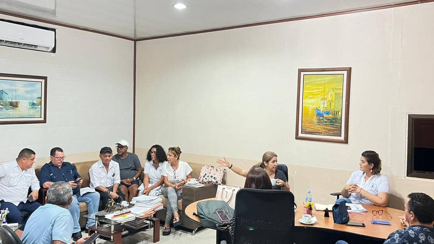 La ministra de Salud, Mary Munive, se reunió con autoridades locales de Puntarenas para tratar el tema del mercado municipal local y se decidió reabrirlo hasta el 24 de enero del 2024