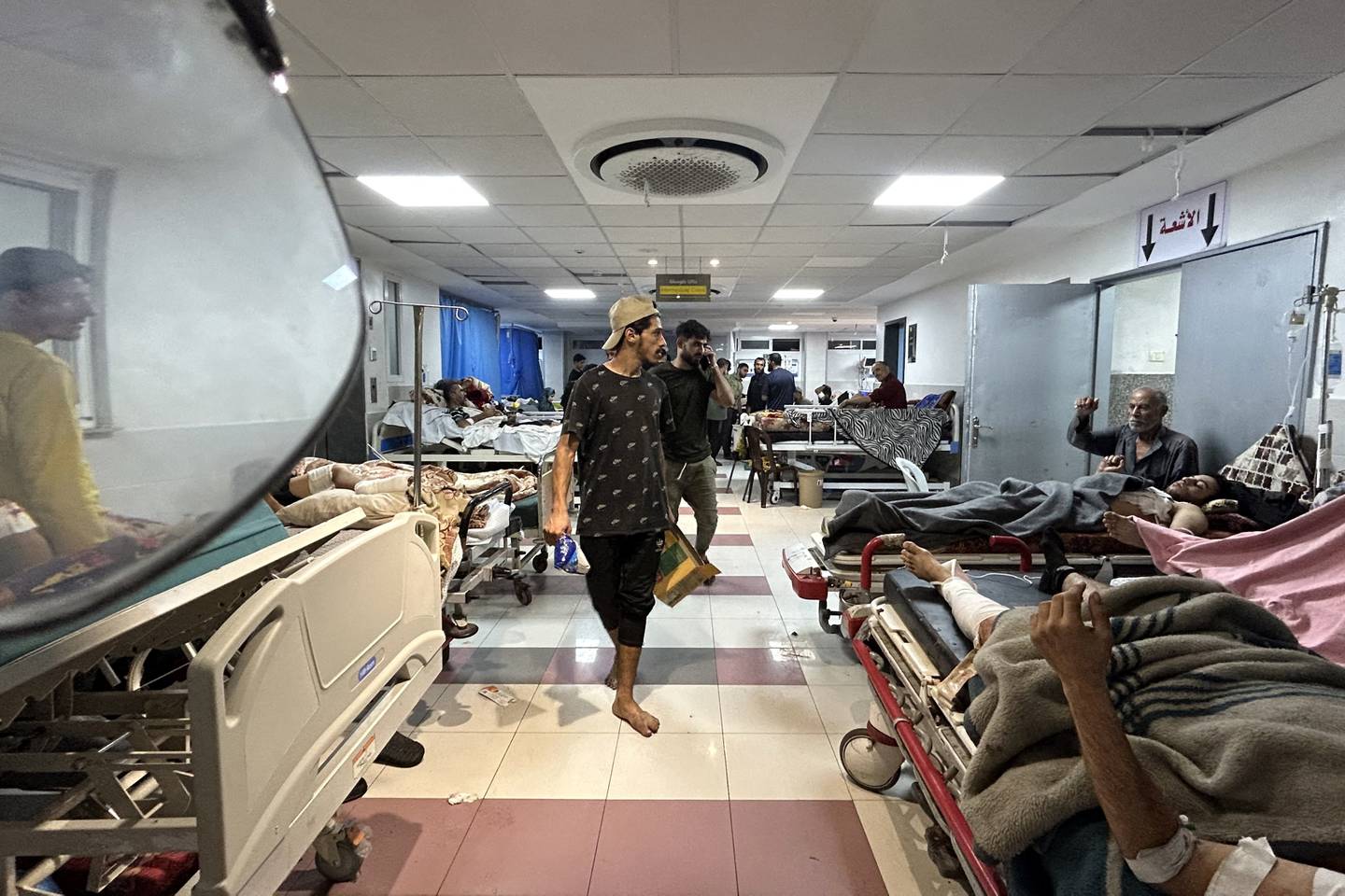 Hombres caminan mientras los pacientes descansan en el hospital Al-Shifa en la ciudad de Gaza en medio de las batallas en curso entre Israel y el movimiento palestino Hamas.