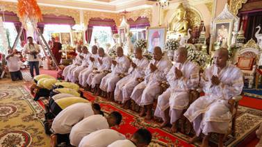 Niños rescatados de la cueva en Tailandia participaron en ceremonia budista
