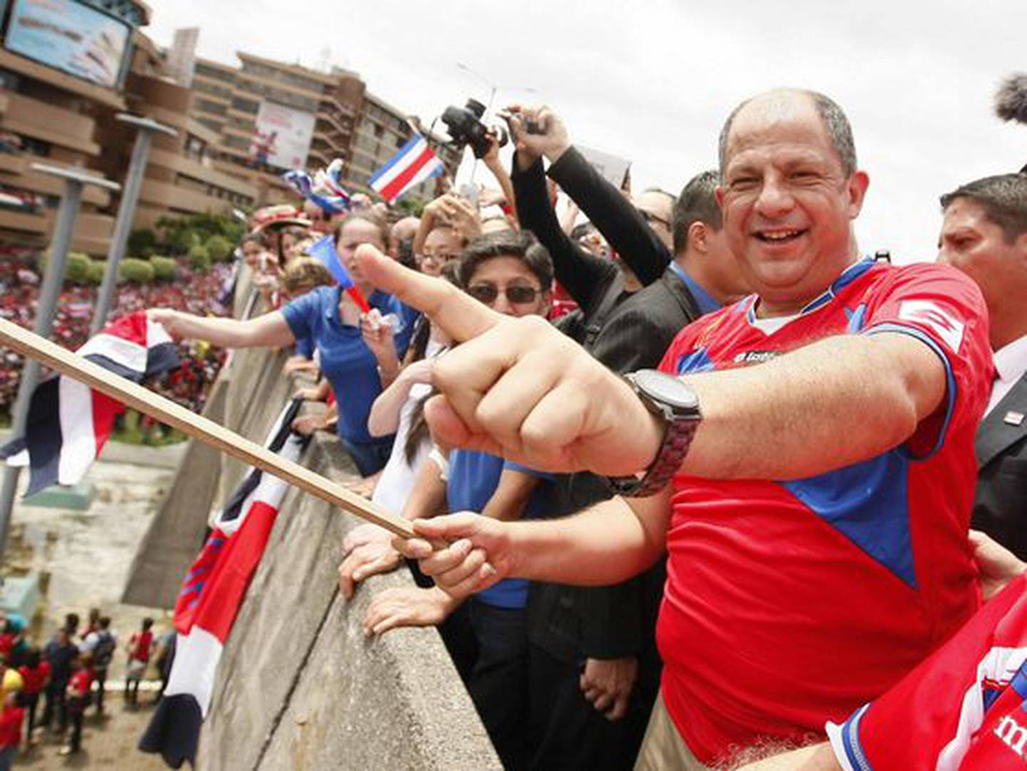Luis Guillermo Solís, siendo presidente de  Costa Rica, disfrutó al máximo con la afición el triunfo 1-0 contra Italia en la Copa Mundo Brasil 2014 el 20 de junio de ese año