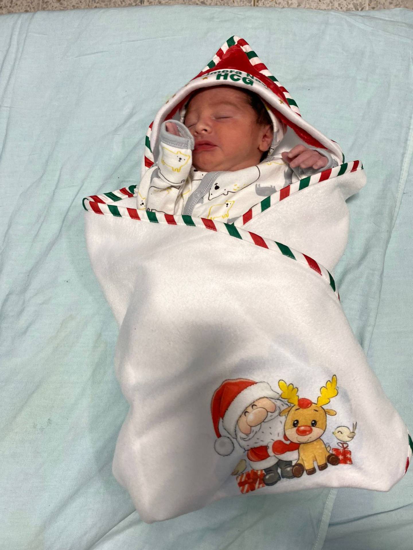 Arropados con una cobijita especial con motivos navideños; así recibirá el personal del hospital Rafael Ángel Calderón Guardia a los bebés que nazcan este 24 de diciembre a partir de la media noche