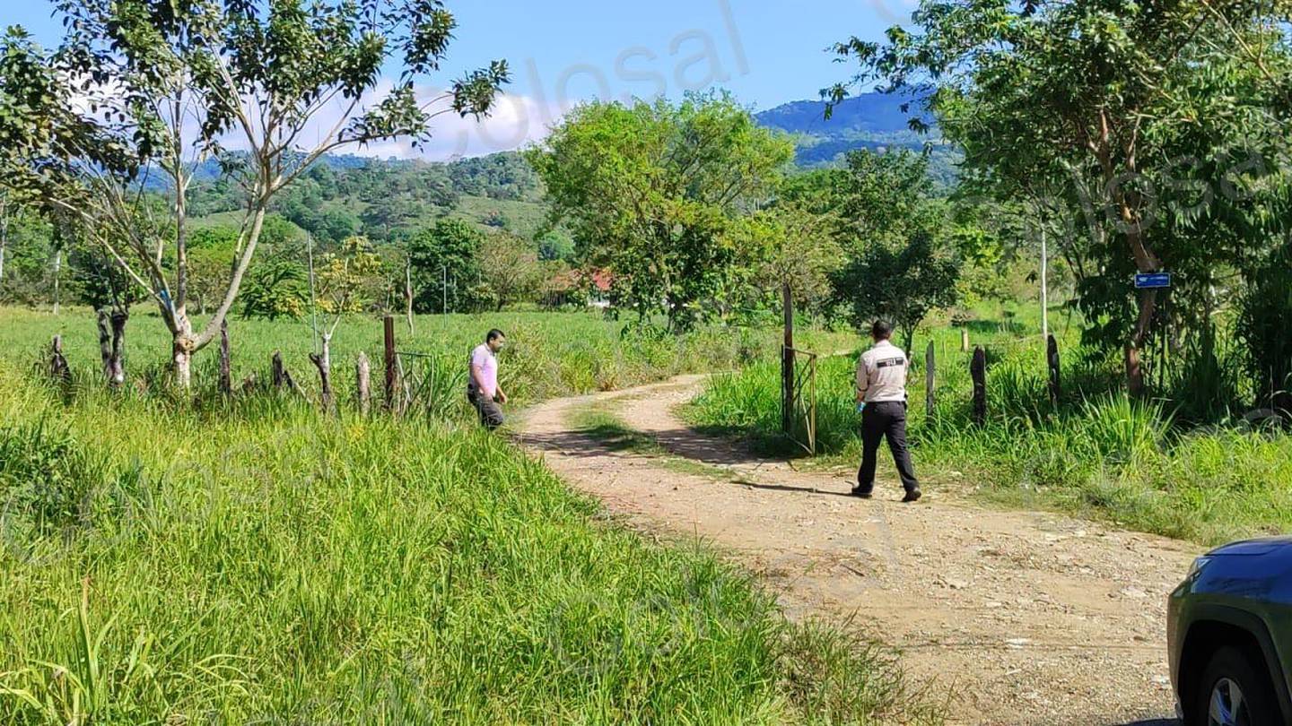 Carolina Herrera Alvarado y Edwin Montoya Araya fueron asesinados en la entrada de este finca en Jalaca de Osa. Foto: Tomada de Colosal Informa