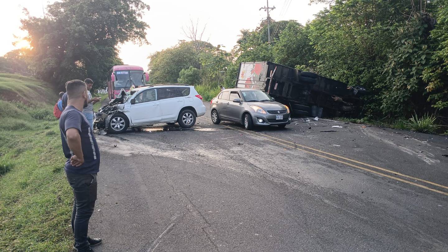 Un aparatoso choque entre un camión y un carro dejó al menos tres personas con fuertes lesiones, en Parrita. Fotos: Noticias Parrita