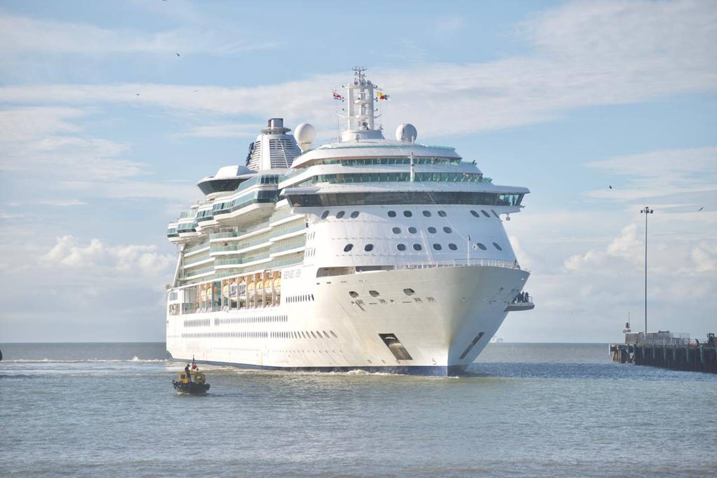 El crucero 'Serenade of the Seas' tiene capacidad para 2.501 pasajeros, pero está operando al 30% de su aforo en vista de los protocolos de seguridad. Su llegada a Puntarenas reinicia esta actividad en ese muelle. Foto: Cortesía ICT