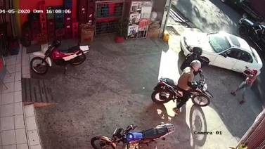(Video) Héroe sin camisa impide asalto en supermercado 